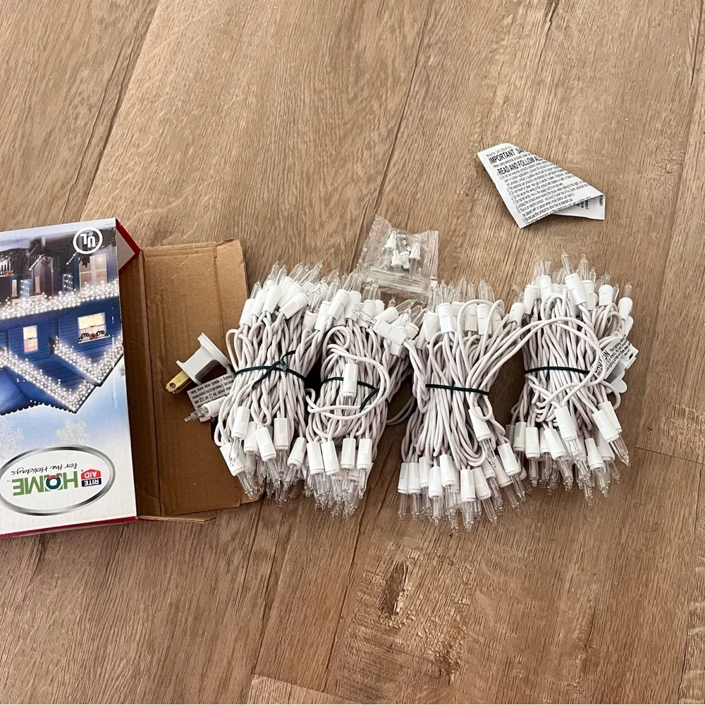 NIB Home for the holidays 200 Icicle Lights Indoor‎ Outdoor 19 Ft Clear Bulbs